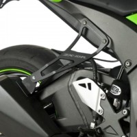 Držák výfuku + záslepka otvorů pro zadní stupačku R&G Racing pro motocykly KAWASAKI ZX10R ('11-), černý